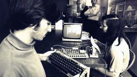 Steve Jobs y Wozniak usando la Apple-I en 1976