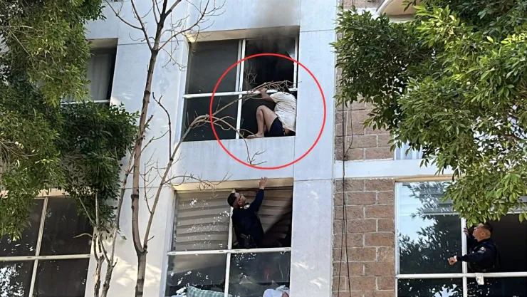 CDMX: Captan a un hombre saltar por la ventana durante incendio en la Cuauhtémoc