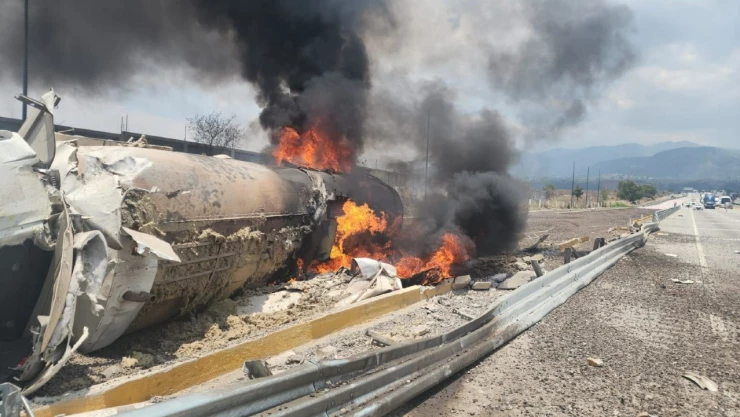 choque_trailer_autopista_mexico_puebla_pipa_incendiada_asfalto