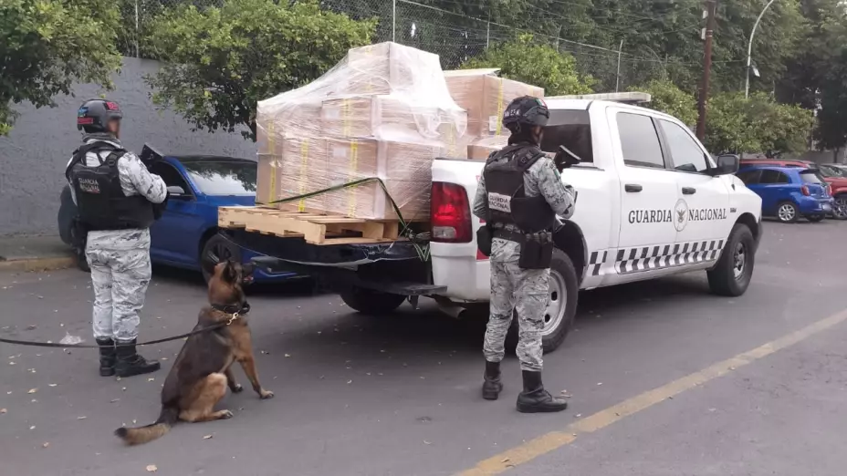 ¿No pagaron el envío? Abandonan cajas con marihuana frente a empresa de paquetería en Jalisco