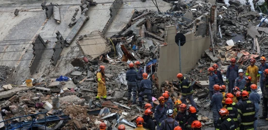 Edificio colapsa sobre vivienda habitada en Brasil