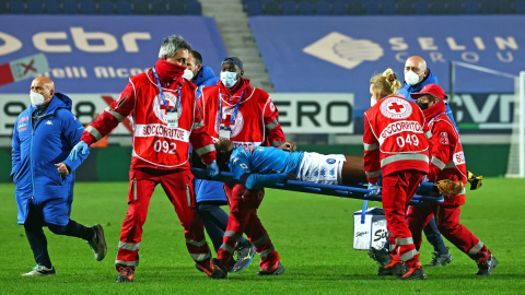 Victor Osimhen salió en camilla 