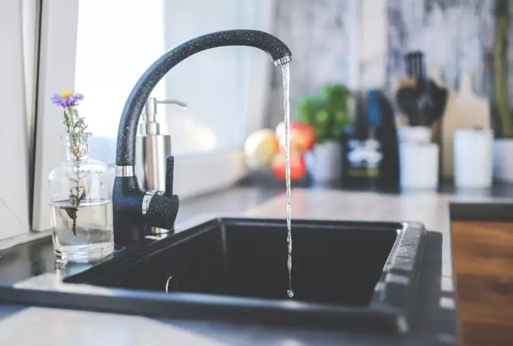 Truco para quitar el sarro del fregadero con 1 ingrediente de cocina