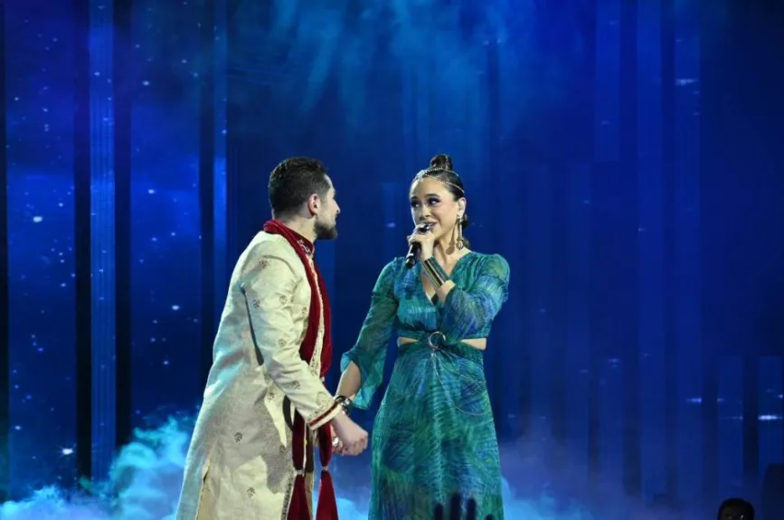 La magia llegó al escenario con la espectacular interpretación de Caro Heredia de “Un mundo ideal”. Lola Cortés la recibió de pie, emocionada por su capacidad de no solo cantar, sino de personificar la canción. Le reconoció su talento innato y le aconsejó nunca dejar ir a su niña interior, palabras que hicieron que Caro se emocionara hasta las lágrimas.