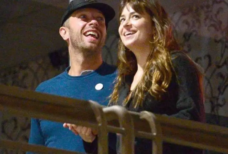 Captan a Chris Martin y Dakota Johnson en playas de México