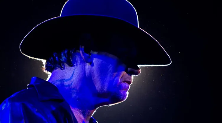 the-undertaker-casi-golpea-trabajador-wwe.jpg
