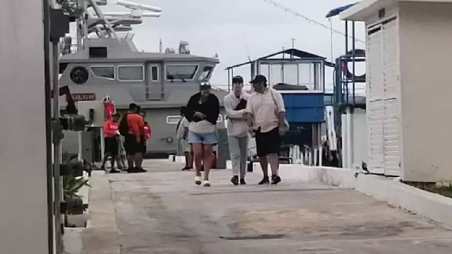 Rescatan a tripulantes de embarcación de Cancún perdida en alta mar