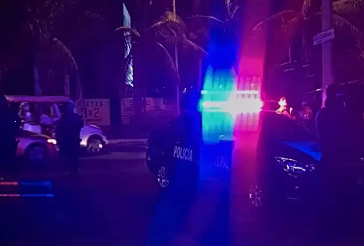 Patrulla de la Policía con sirenas encendidas en el lugar de un hecho