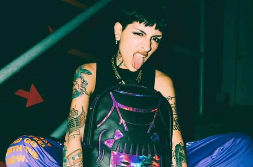 Cazzu sacando la lengua.jpg