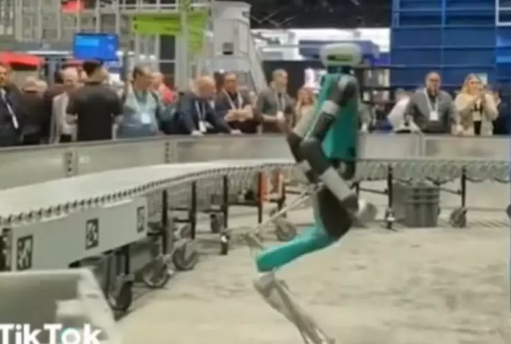 ¡No pudo más!, Robot colapsó tras 20 horas de trabajo.jpg