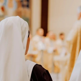 religiosas en iglesia.