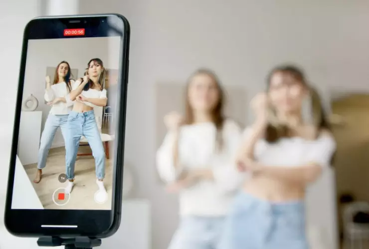 Escuela se vuelve viral por ofrecer carrera técnica en influencer