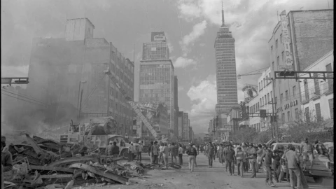Foto de Eje Central y Artículo 123 en el centro del Distrito Federal, hoy CDMX, tras el terremoto del 19 de septiembre de 1985.