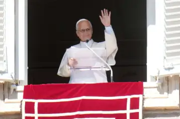 El papa León XIV ofrece la plegaria del Angelus en la plaza de San Pedro.
