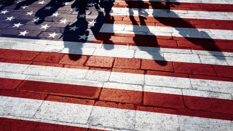 Una familia cruza la frontera hacia EU