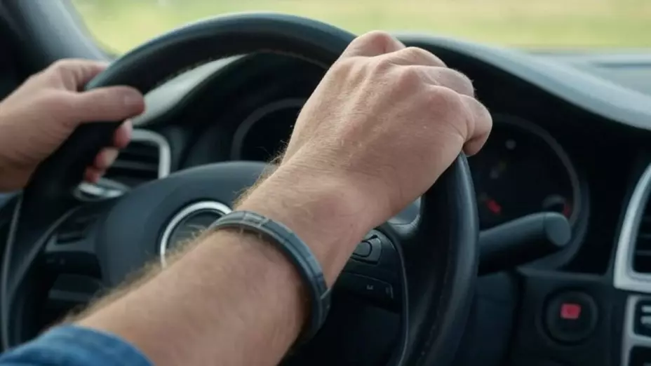 Hombre conduciendo un vehículo