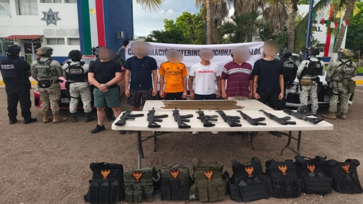 Capturan en enfrentamiento armado a ‘El LV’ en Culiacán, presunto líder de ‘Los Chapitos’. En las imágenes se observa a los detenidos tras fuerte operativo en Culiacán.