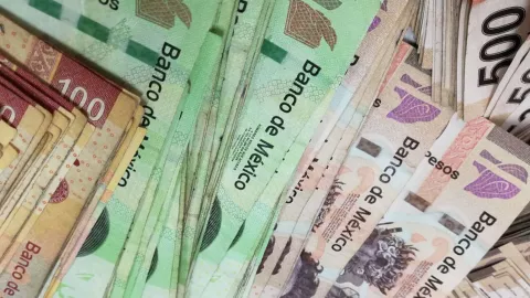 Billetes de 100, 200 y 500 pesos mexicanos en conjunto