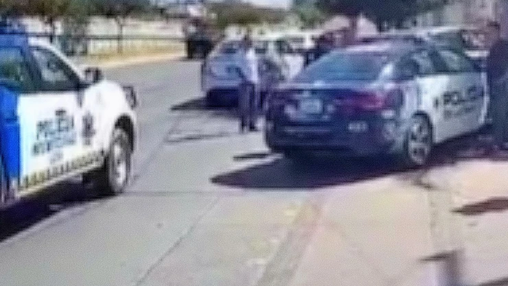 Patrulla y auto chocan en el Libramiento: Tráfico intenso en León, hoy 26 de noviembre