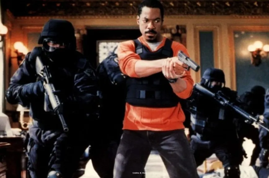 Te contamos por qué a Eddie Murphy lo atraparon con una chica trans y qué hacía con ella. (Escenas de la película ‘El negociador’ por Azteca 7)