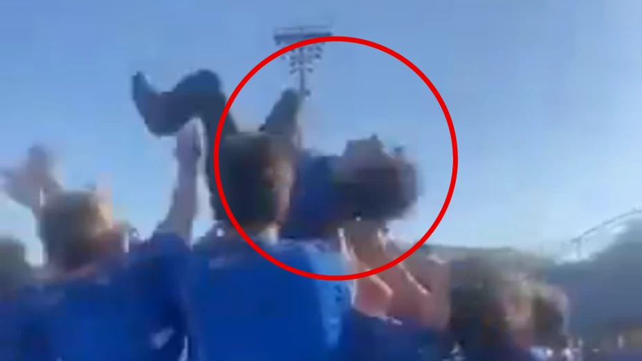 tiran al aire a estudiante y lo dejan caer en monterrey.png