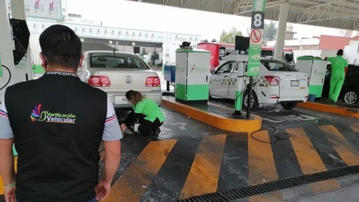 Vehículos realizando el trámite de la verificación vehicular en Edomex.