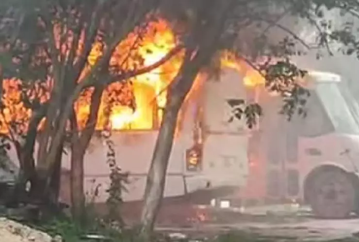 ¡Momentos de pánico! Fuerte INCENDIO consume camión en San Juan