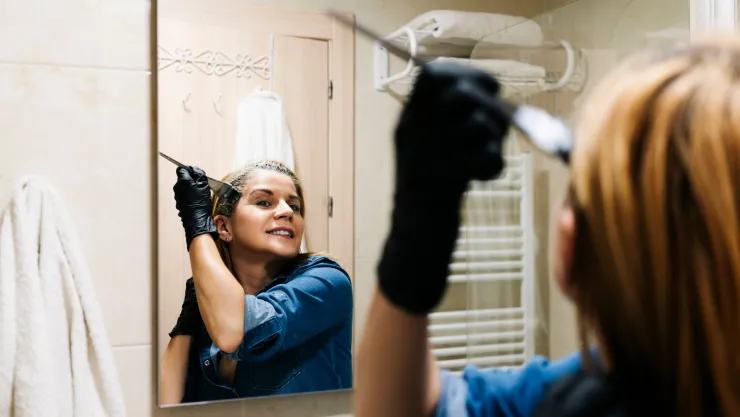 Cómo eliminar las canas en casa para rejuvenecer después de los 50