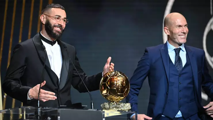 Karim Benzema recibió el Balón de Oro de manos de Zinedine Zidane