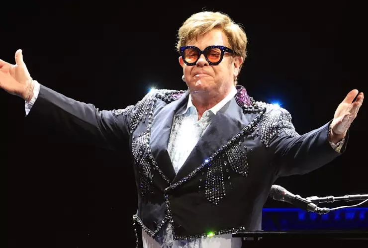 El ícono de la música Elton John sufrió una caída en su hogar de Francia, por lo que tuvo que se hospitalizado.