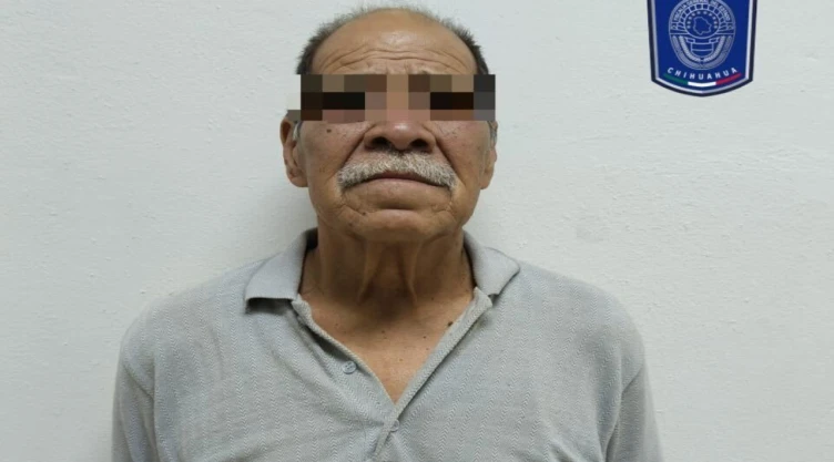 Detienen al encargado de funeraria ‘Del Carmen’, vinculado al crematorio ‘Plenitud’ en Juárez. En la imagen se observa a Miguel Ángel A.O. tras ser capturado por el presuntos delitos relacionados con la inhumación ilegal y el manejo indebido de restos humanos