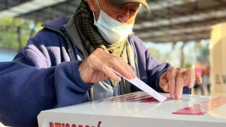 persona depositando su voto en las urnas electorales