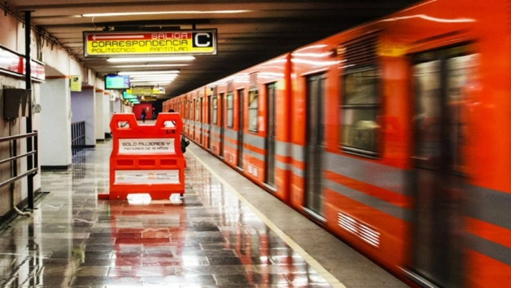 Metro CDMX: Marcha, retrasos y afectaciones HOY miércoles 24 de septiembre. En la imagen se observa cómo uno de los trenes del Metro arriba una estación.