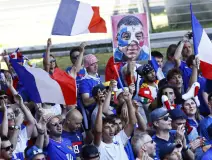 Afición francesa llegando al estadio.jpg