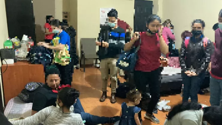 Rescatan a 195 migrantes hacinados en un hotel de Nuevo León