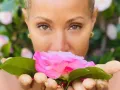 Jada y una flor.jpg