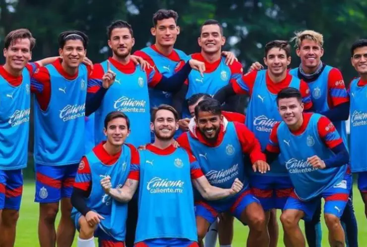 Esposa de jugador de Chivas presume cuenta en lujoso restaurante