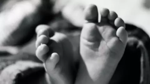 Abandonan a bebé cerca de una maceta; está recién nacido