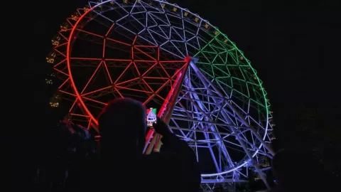 encienden rueda de la fortuna en Aztlán