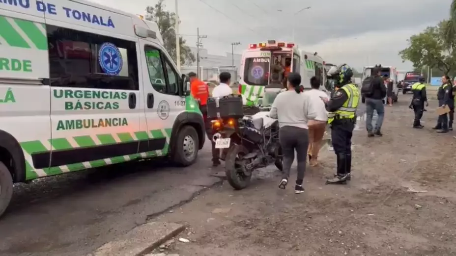 Tragedia en Jalisco: Atropellan a varias personas en parada de autobús en Tonalá; conductor se fuga. En la imagen se observa cómo los cuerpos de emergencia arriban al lugar de la tragedia.