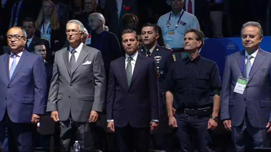 Ricardo Salinas y presidente Enrique Peña Nieto en Mundial de Robótica