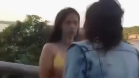 Video: Mujer halla a su novio siéndole infiel con su mejor amiga