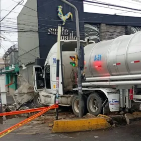 Pipa de agua se impacta contra panadería en Ermita Iztapalapa, CDMX | Mientras Dormía