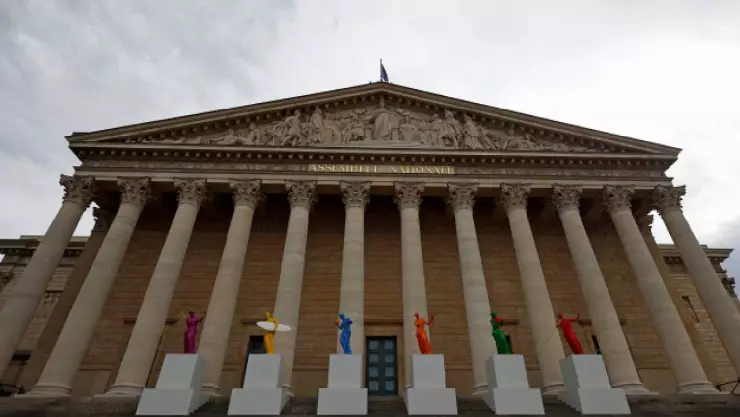 Elecciones en Francia dan victoria a la izquierda