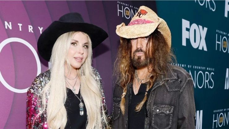 Billy Ray Cyrus acusa a Firerose de abuso físico y verbal