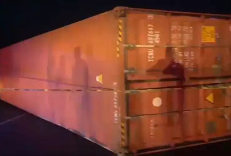 El choque en la arretera Victoria-Monterrey involucró un tráiler de doble remolque que quedó volteado en el pavimento.