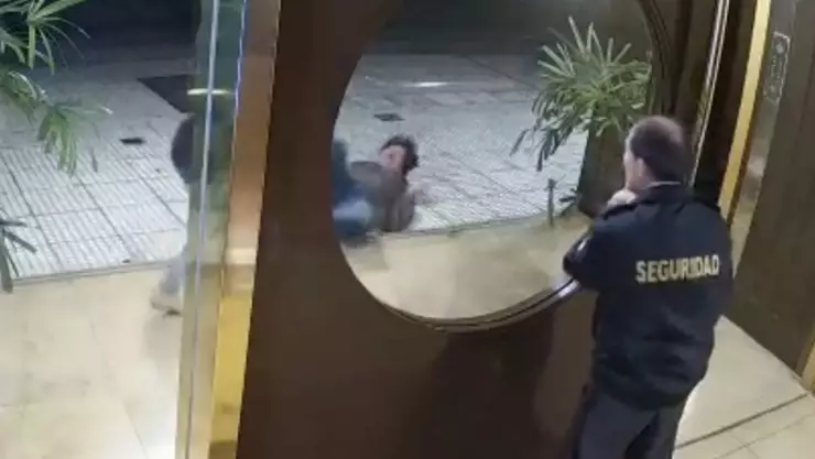 ladrón asalta a un hombre en el lobby de edificio