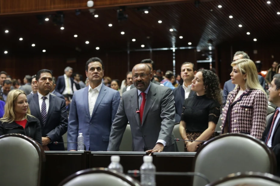 DIP. RENÉ JUÁREZ CON GPPRI EN CURULES.jpg