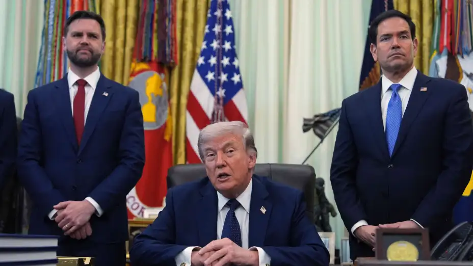 JD Vance, Donald Trump y Marco Rubio en el Despacho Oval de la Casa Blanca.