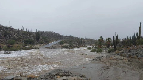 VIDEO Carretera transpeninsular se parte a la mitad tras paso de huracán Hilary